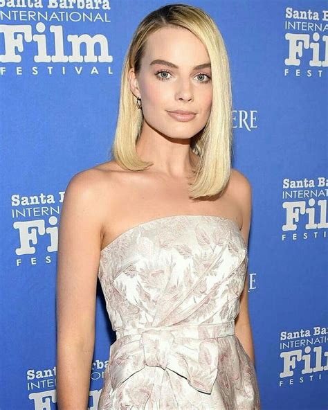 Margot Robbie strapless dress